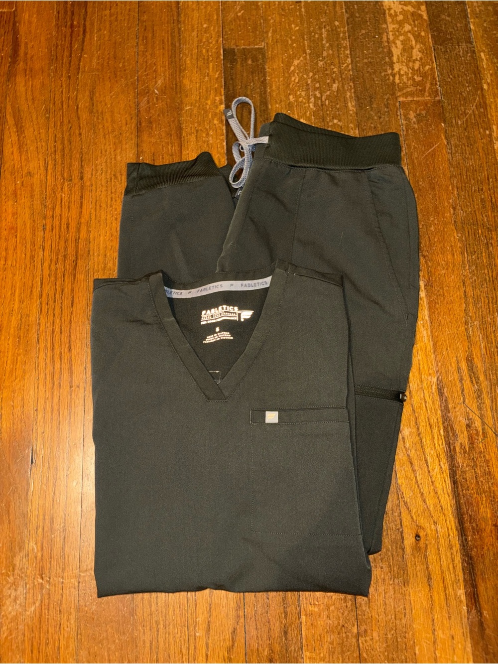 Fabletics Women’s Bonsai 1 Pocket Scrub Top and Joggers with Drawcord (Small)